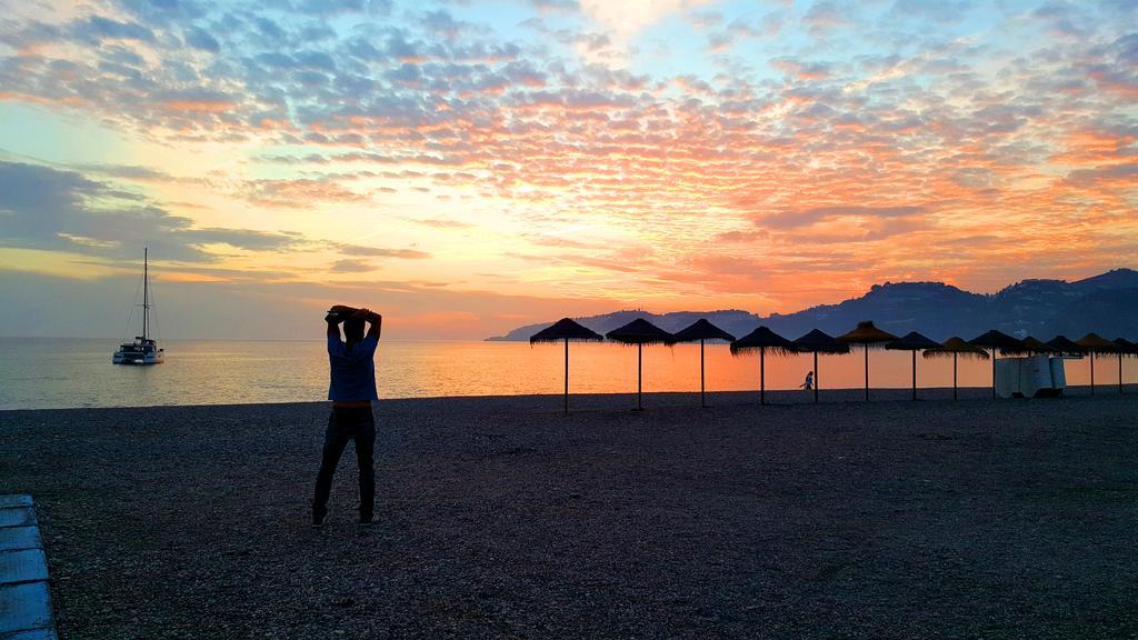 Central Nerja Luaran gambar